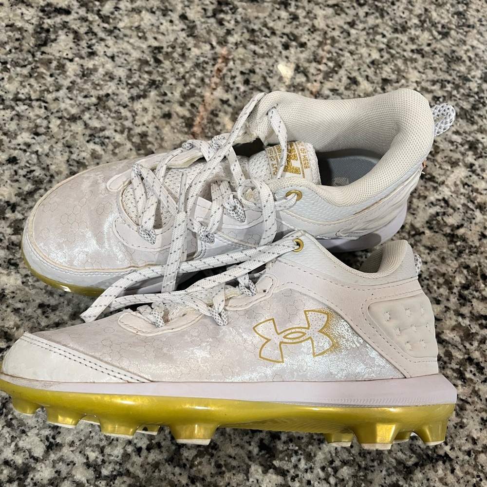 UA Bryce Harper Boys Baseball Cleats Size 4Y EUC, White and Gold
